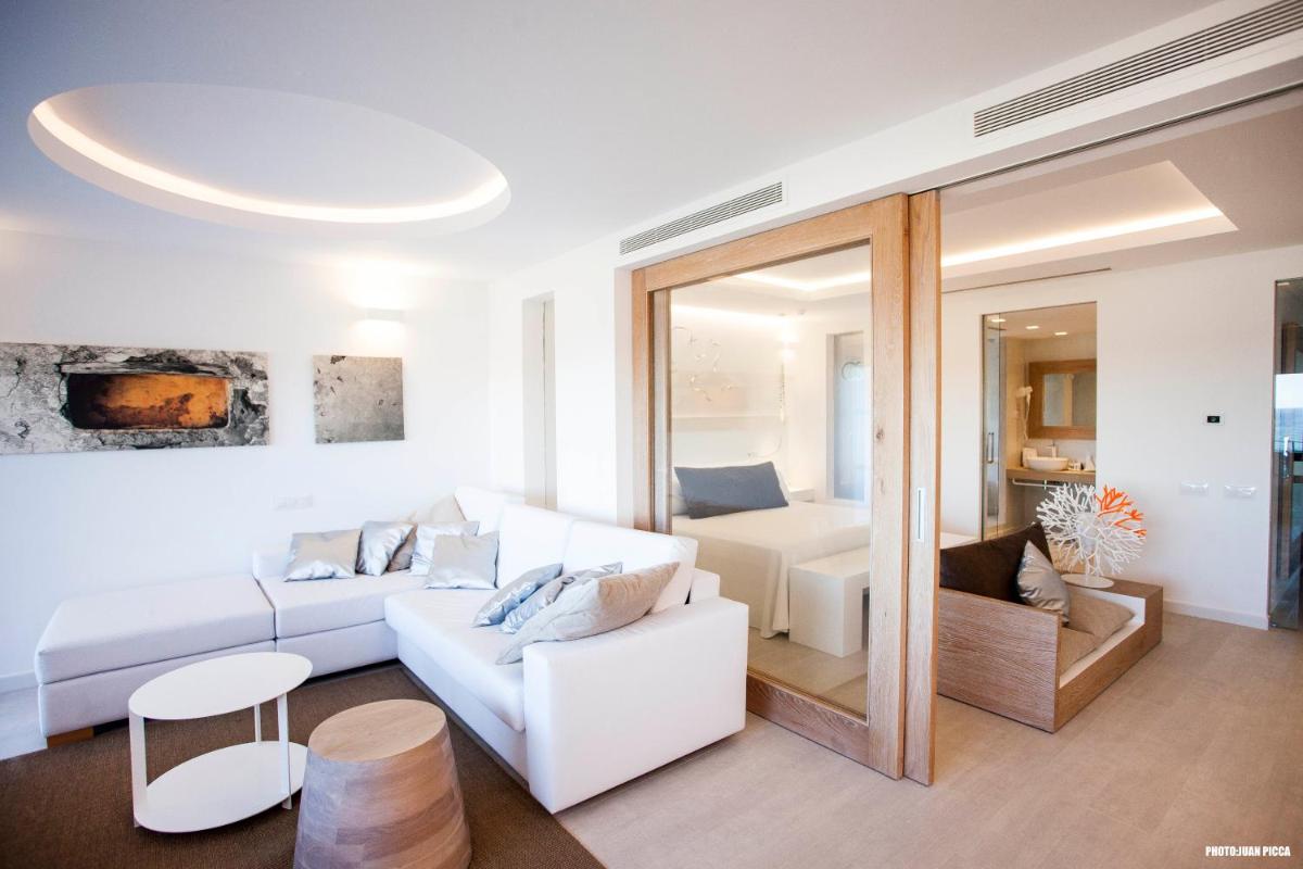 Una sala de estar con un sofá blanco y una mesa. en Hotel Cala Saona & Spa, en Cala Saona 99 fotos más