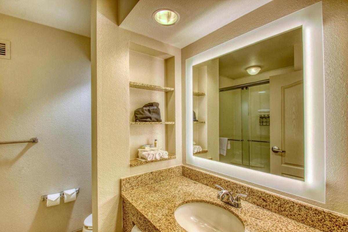 Holiday Inn Express Hotel & Suites Milwaukee Airport by IHG - Housity