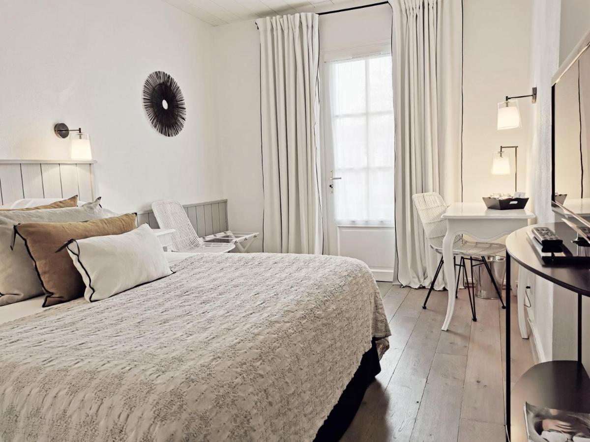Un ou plusieurs lits dans un hébergement de l'établissement Le Clos Saint-Martin Hôtel & Spa