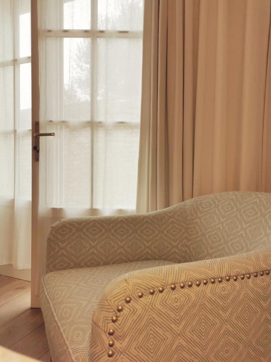 Coin salon dans l'établissement Le Clos Saint-Martin Hôtel & Spa