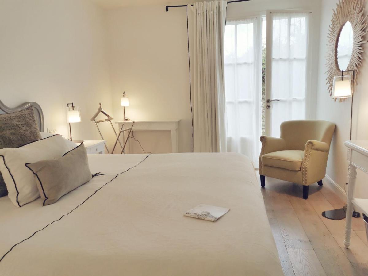 Un ou plusieurs lits dans un hébergement de l'établissement Le Clos Saint-Martin Hôtel & Spa