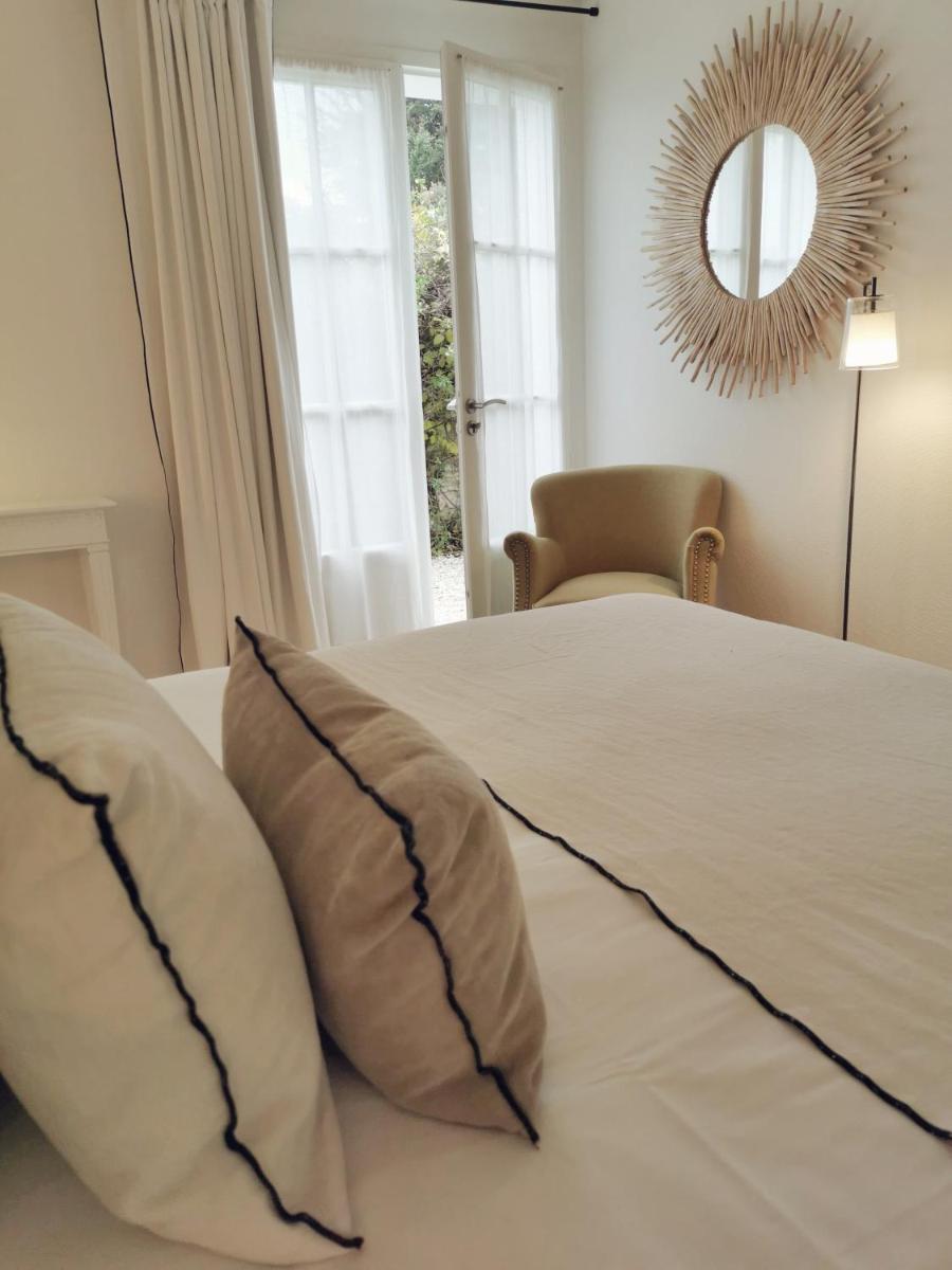 Un ou plusieurs lits dans un hébergement de l'établissement Le Clos Saint-Martin Hôtel & Spa