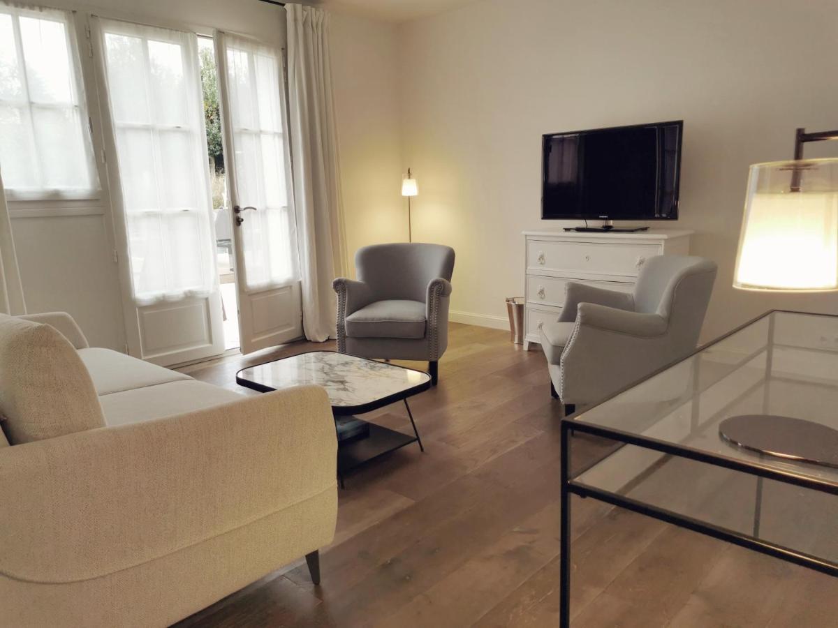 Télévision ou salle de divertissement dans l'établissement Le Clos Saint-Martin Hôtel & Spa