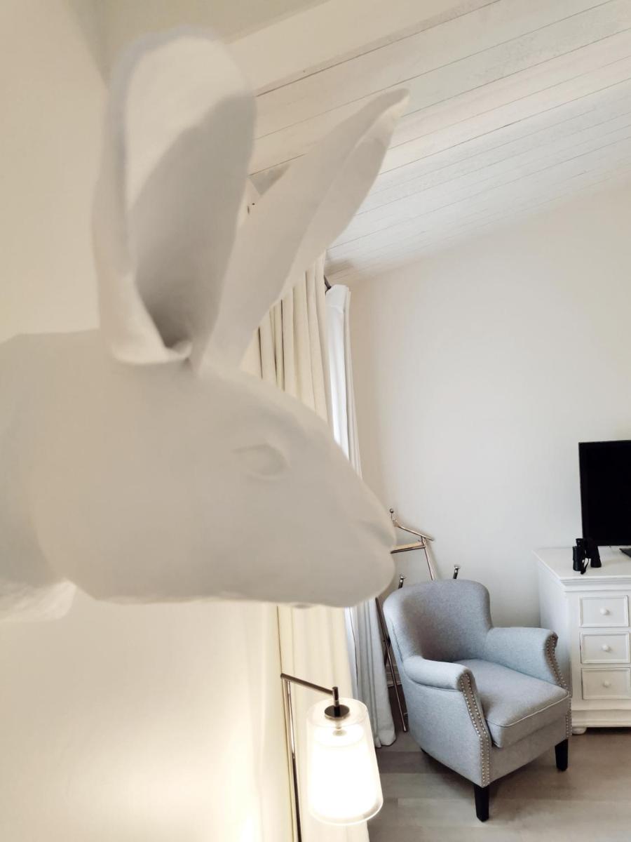 Télévision ou salle de divertissement dans l'établissement Le Clos Saint-Martin Hôtel & Spa
