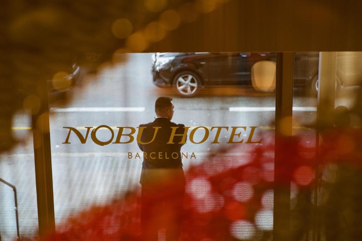 Certificado, premio, señal o documento que está expuesto en Nobu Hotel Barcelona