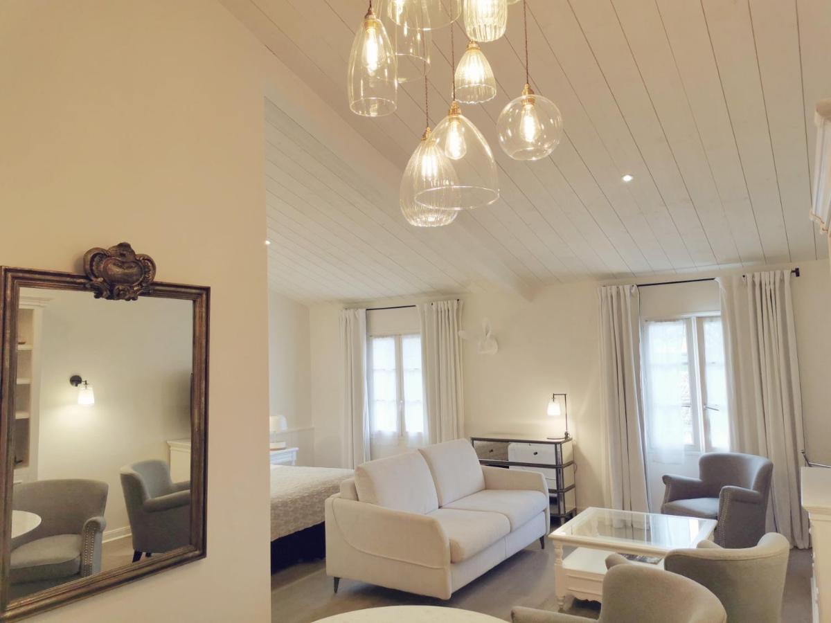 - un salon avec un miroir et une chambre dans l'établissement Le Clos Saint-Martin Hôtel & Spa, à Saint-Martin-de-Ré 88 autres photos
