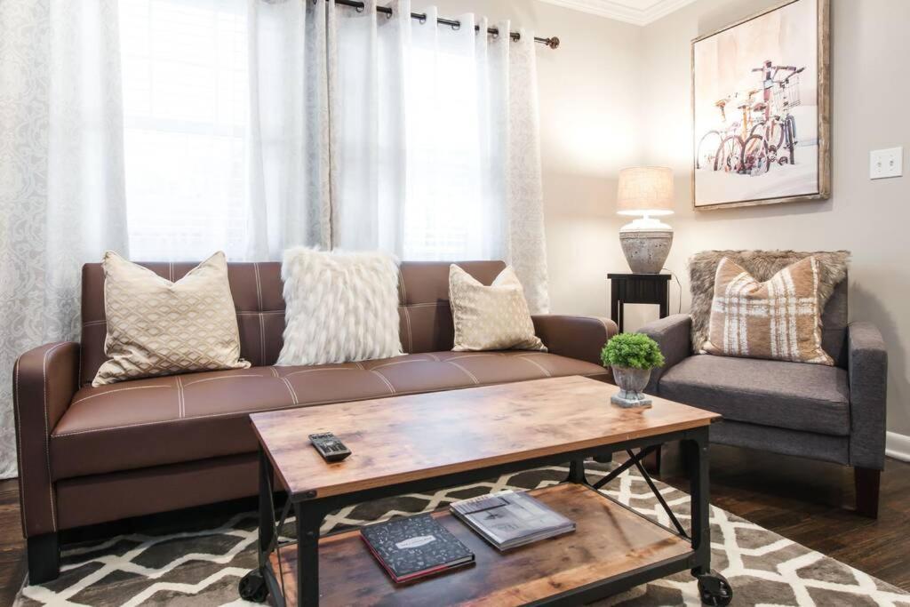 G69 Modern and Elegant One Bedroom in Virginia Highland Midtown - Housity