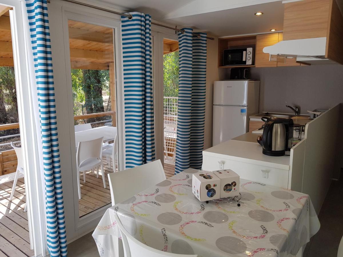 Cuisine ou kitchenette dans l'établissement Camping La Pinède