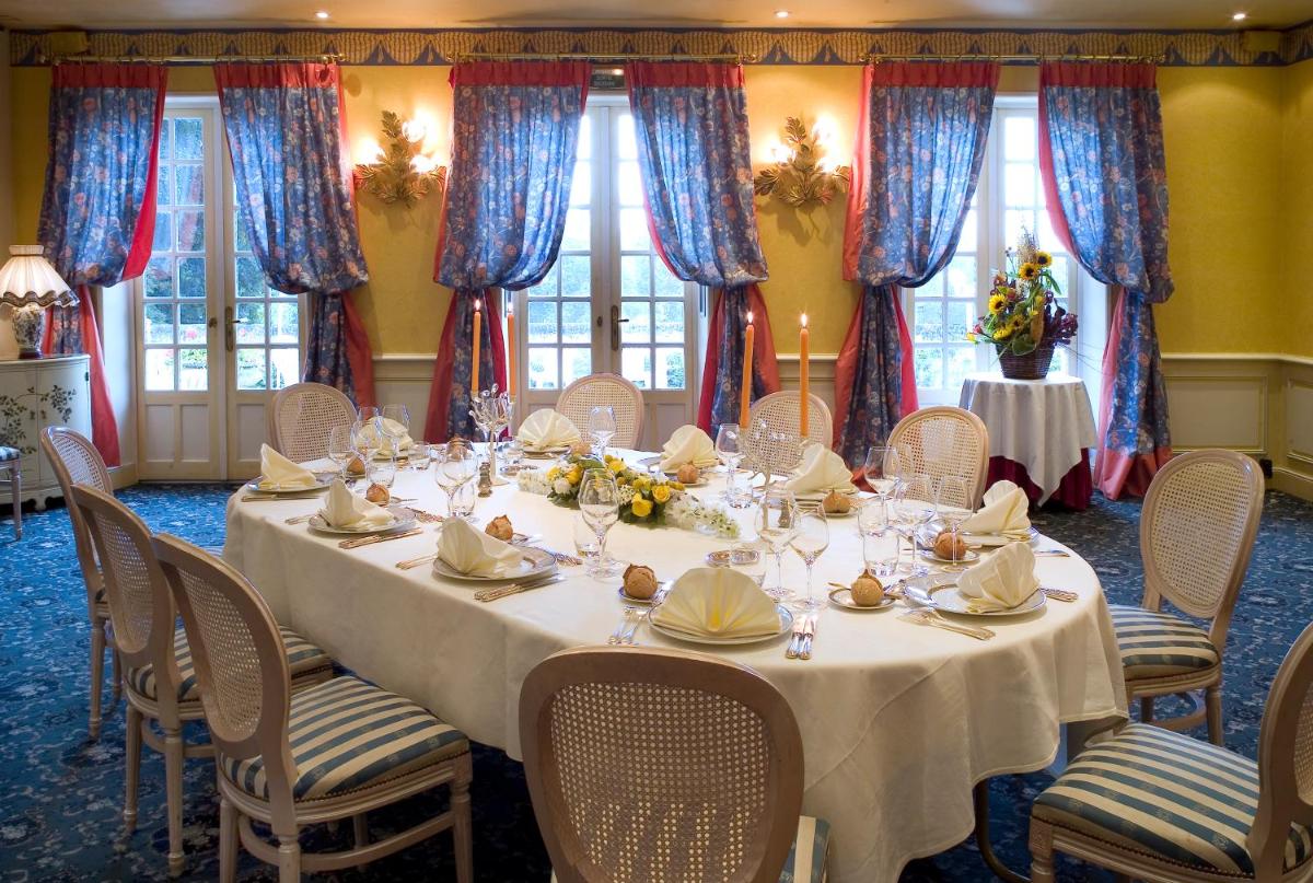 une salle à manger avec une longue table et des chaises dans l'établissement Château de Beaulieu et Magnolia Spa, The Originals Relais, à Joué-lès-Tours