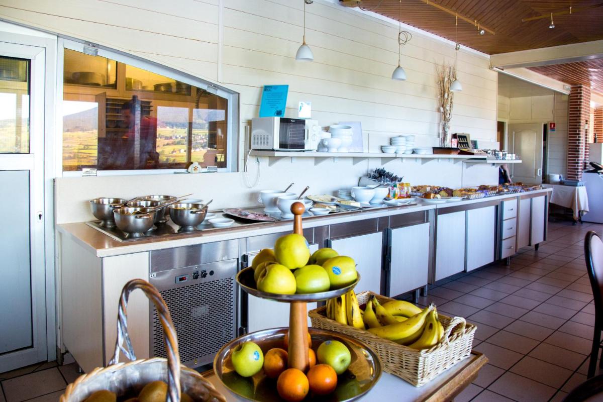 Cuisine ou kitchenette dans l'établissement Hotel et Résidence Le Clos Cerdan