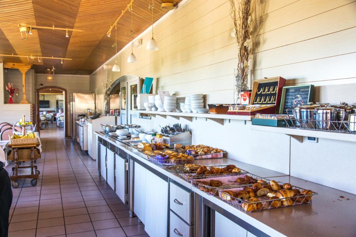 Cuisine ou kitchenette dans l'établissement Hotel et Résidence Le Clos Cerdan