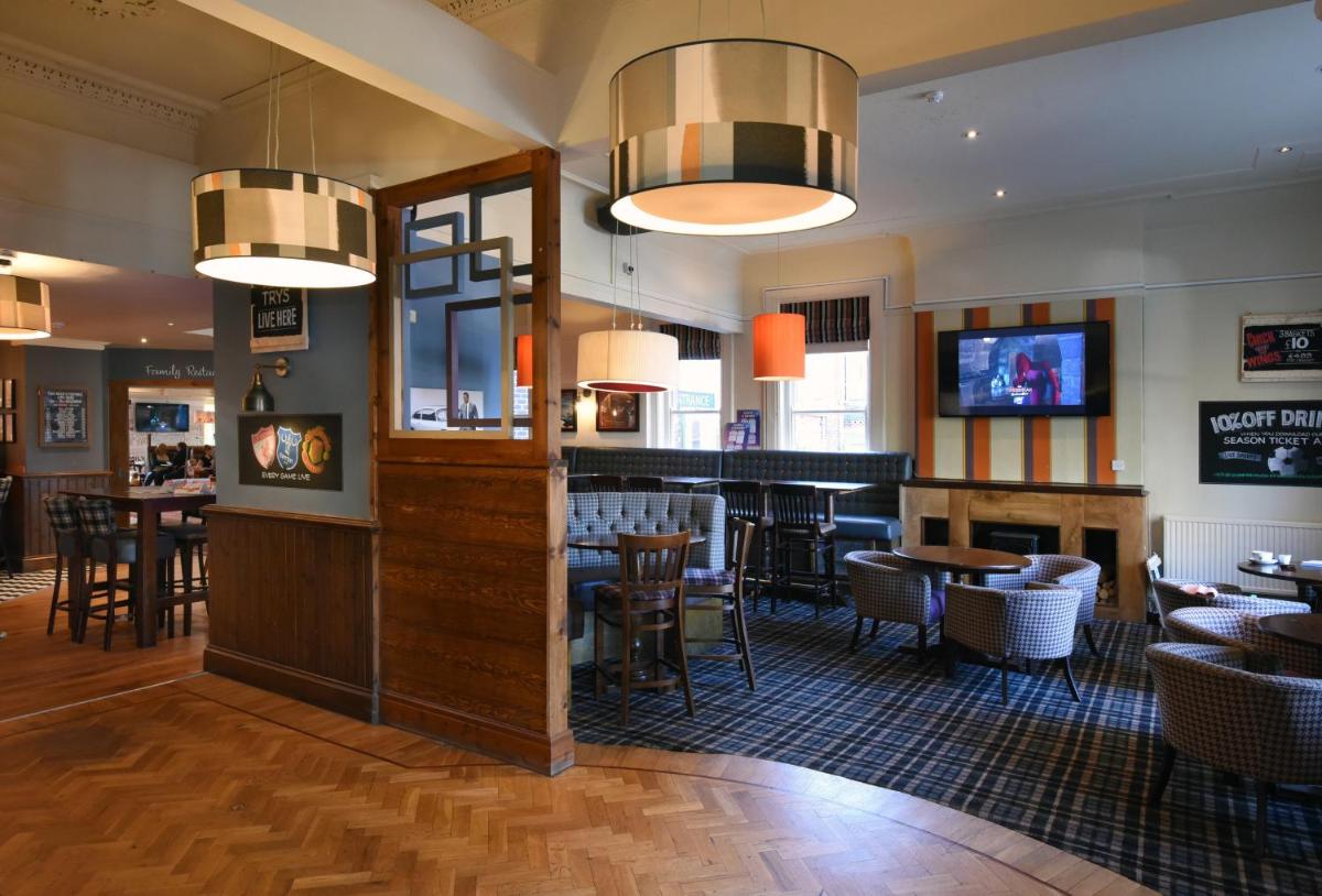 Oaklands by Greene King Inns - Housity