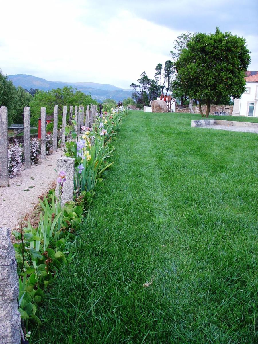 Um jardim no exterior de Hotel Convento dos Capuchos