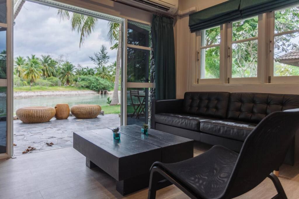 F5 3 Bed Rooms Beach house, full kitchen - Housity