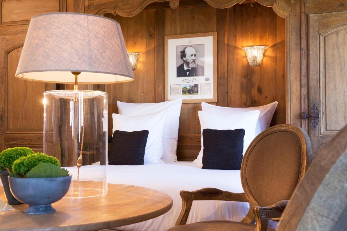 Coin salon dans l'établissement La Ferme Saint Simeon Hotel & Spa - Relais & Chateaux