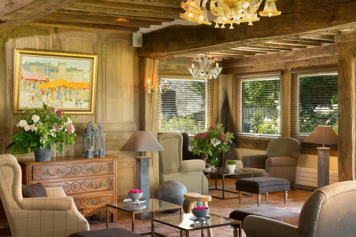 Coin salon dans l'établissement La Ferme Saint Simeon Hotel & Spa - Relais & Chateaux