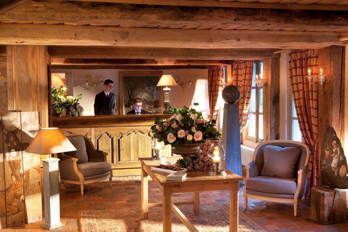 Coin salon dans l'établissement La Ferme Saint Simeon Hotel & Spa - Relais & Chateaux