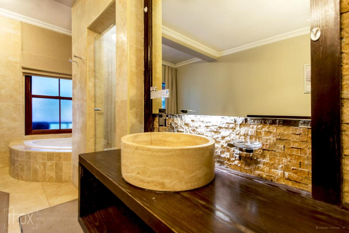 OR Tambo Guest House - Housity