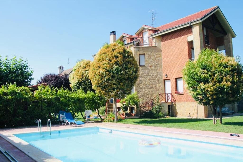 Preciosa casa independiente con piscina cubierta y gran jardín privados - Housity