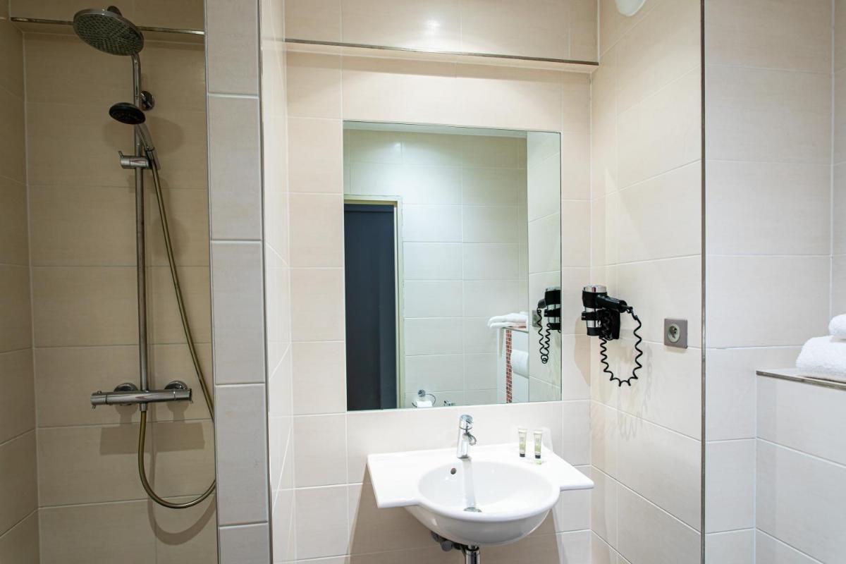 Salle de bains dans l'établissement Europe Haguenau – Hotel & Spa