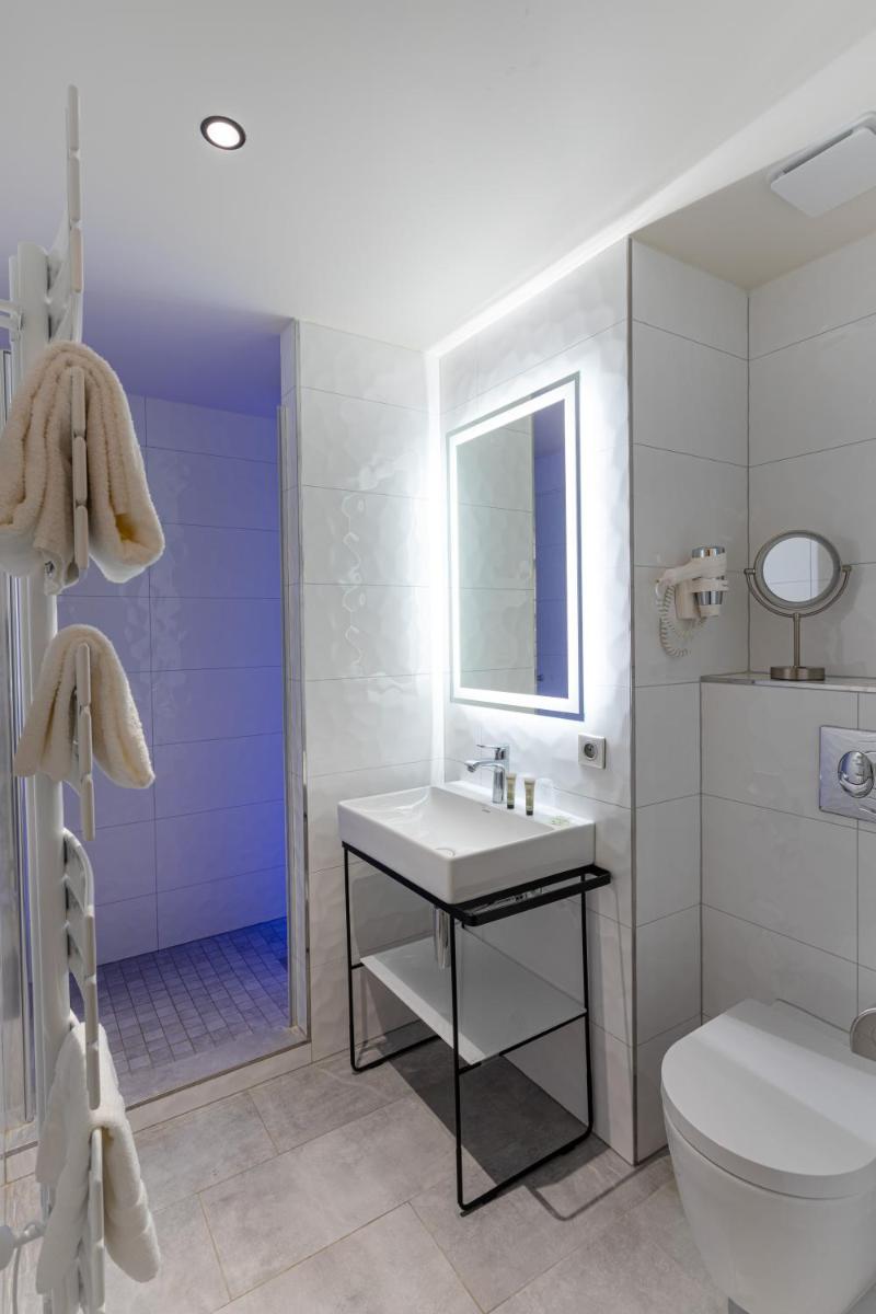 Salle de bains dans l'établissement Europe Haguenau – Hotel & Spa