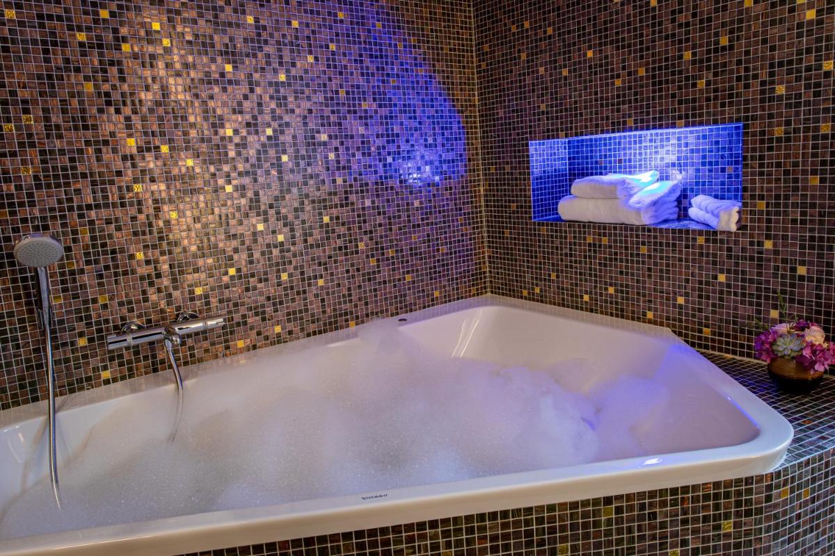 Salle de bains dans l'établissement Europe Haguenau – Hotel & Spa