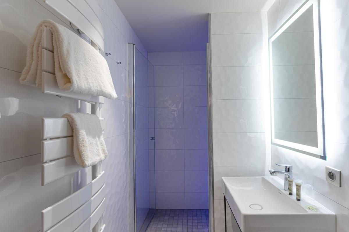 Salle de bains dans l'établissement Europe Haguenau – Hotel & Spa