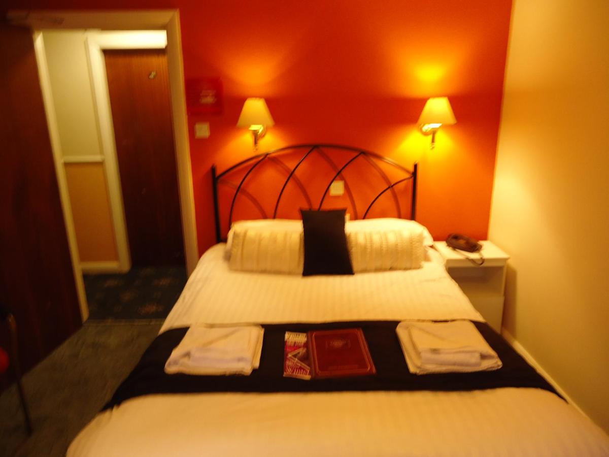 The Risboro Hotel - Housity