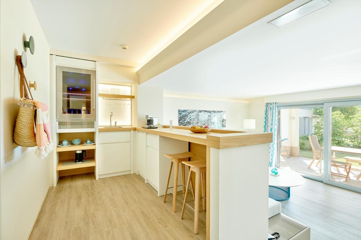 Una cocina o zona de cocina en 7Pines Resort Ibiza, part of Destination by Hyatt