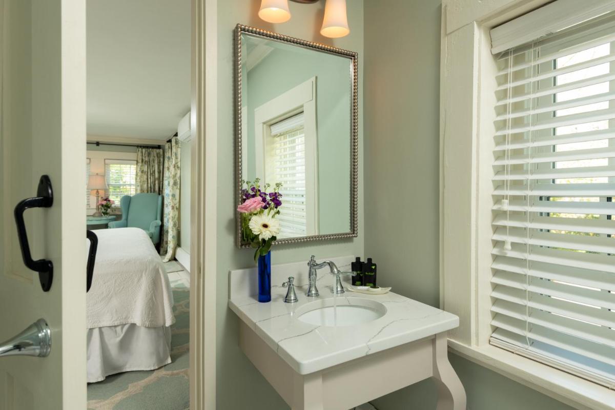 The Inn at Yarmouth Port - Housity