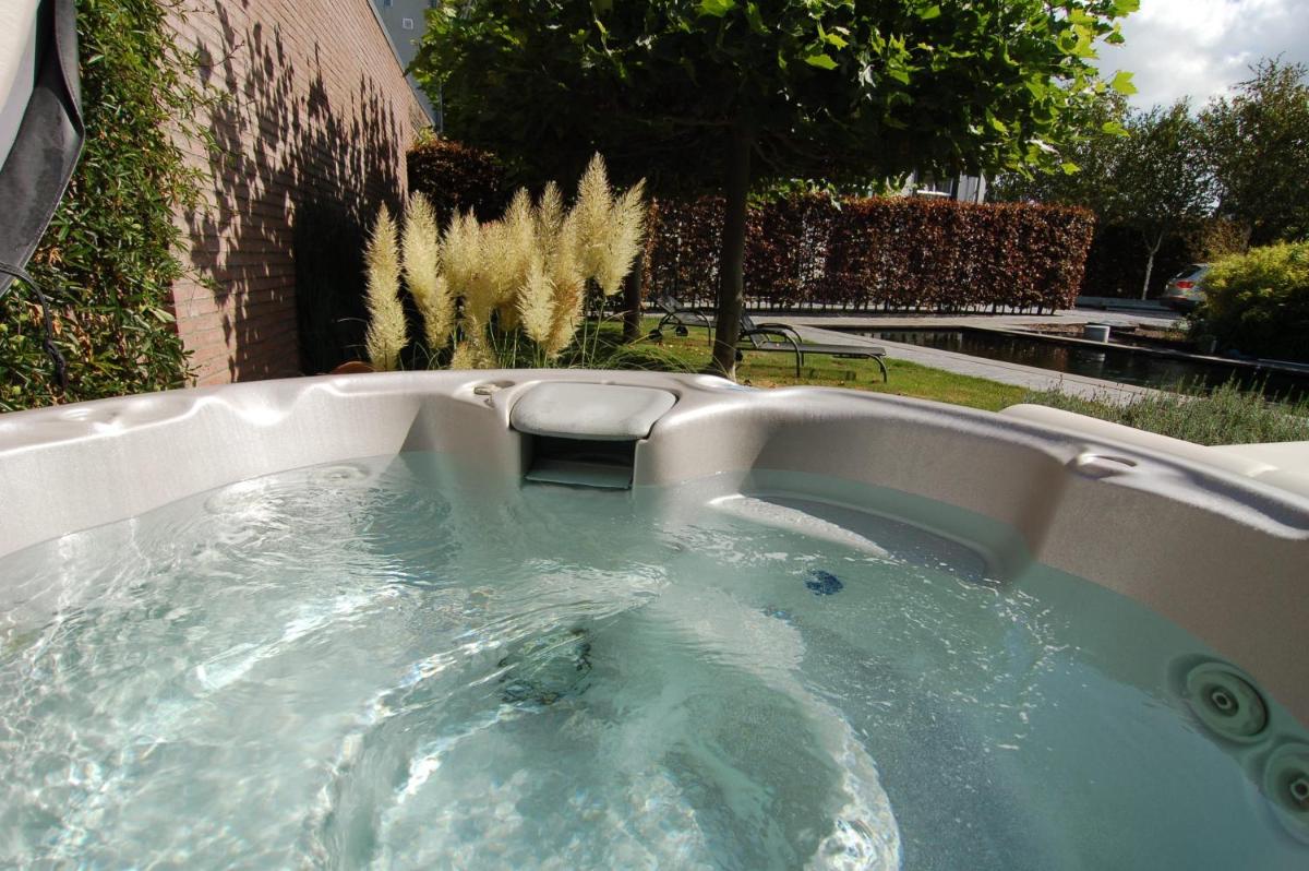 Gardenhouse with private jacuzzi and sauna - Housity