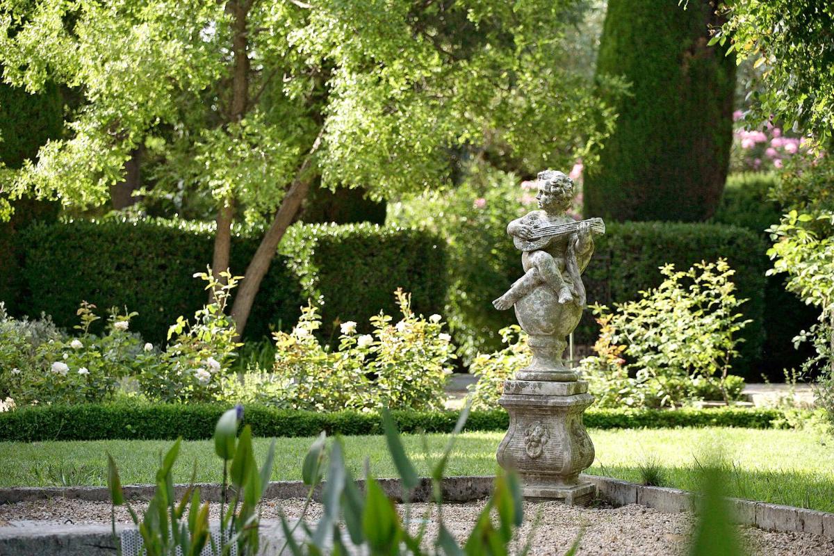 Jardin de l'établissement Baumanière - Les Baux de Provence