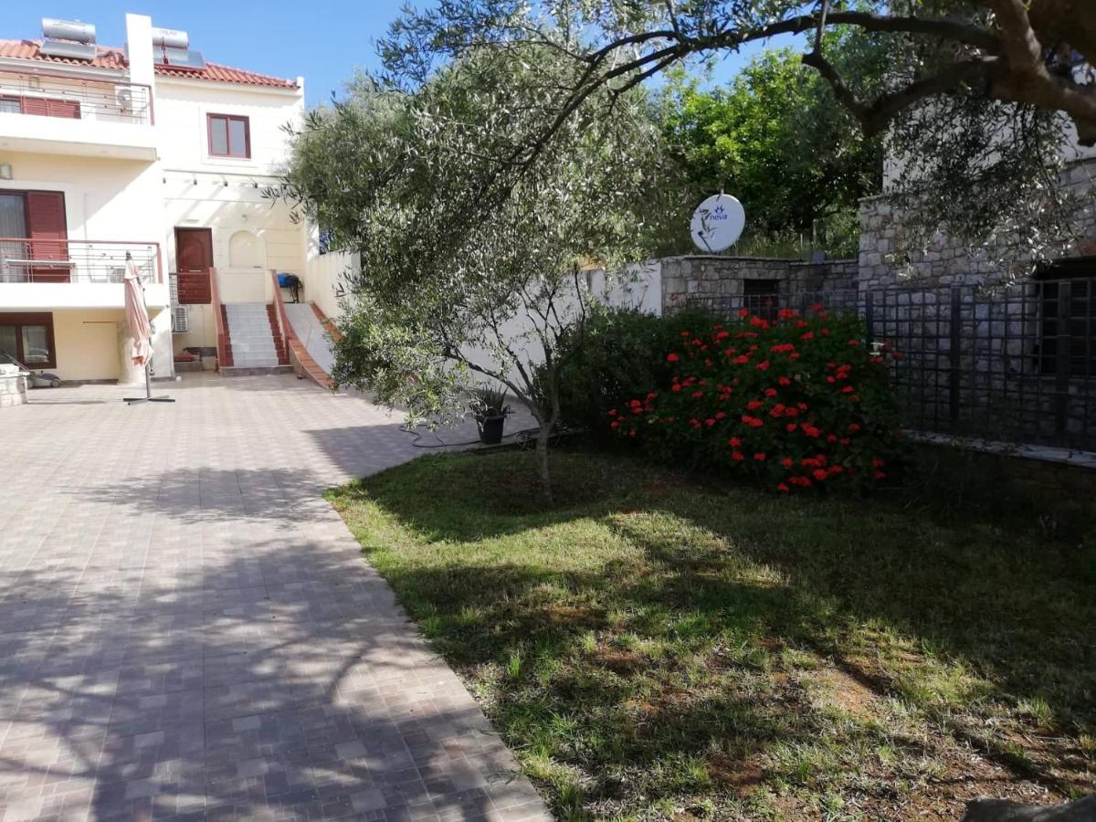 Avia, house with privillaged view, 100 meters from the sea - Housity