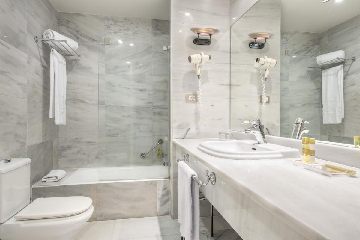 Un baño de Eurostars Gran Hotel La Toja