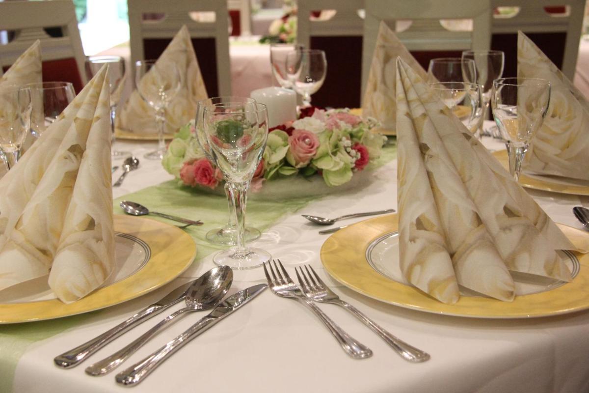 Hotel & Restaurant Park Cafe ISA - Housity