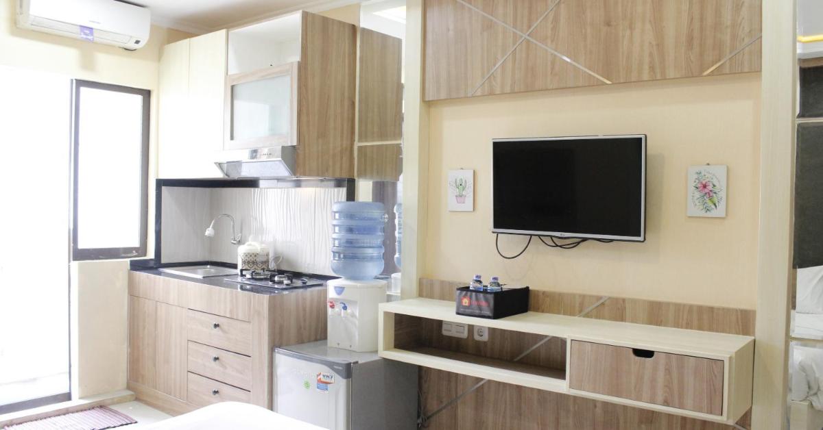 Minimalist Studio Gateway Apartement Ahmad Yani Cicadas By Travelio - Housity