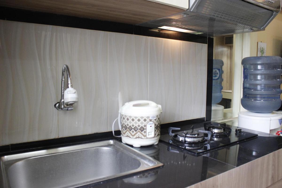 Minimalist Studio Gateway Apartement Ahmad Yani Cicadas By Travelio - Housity