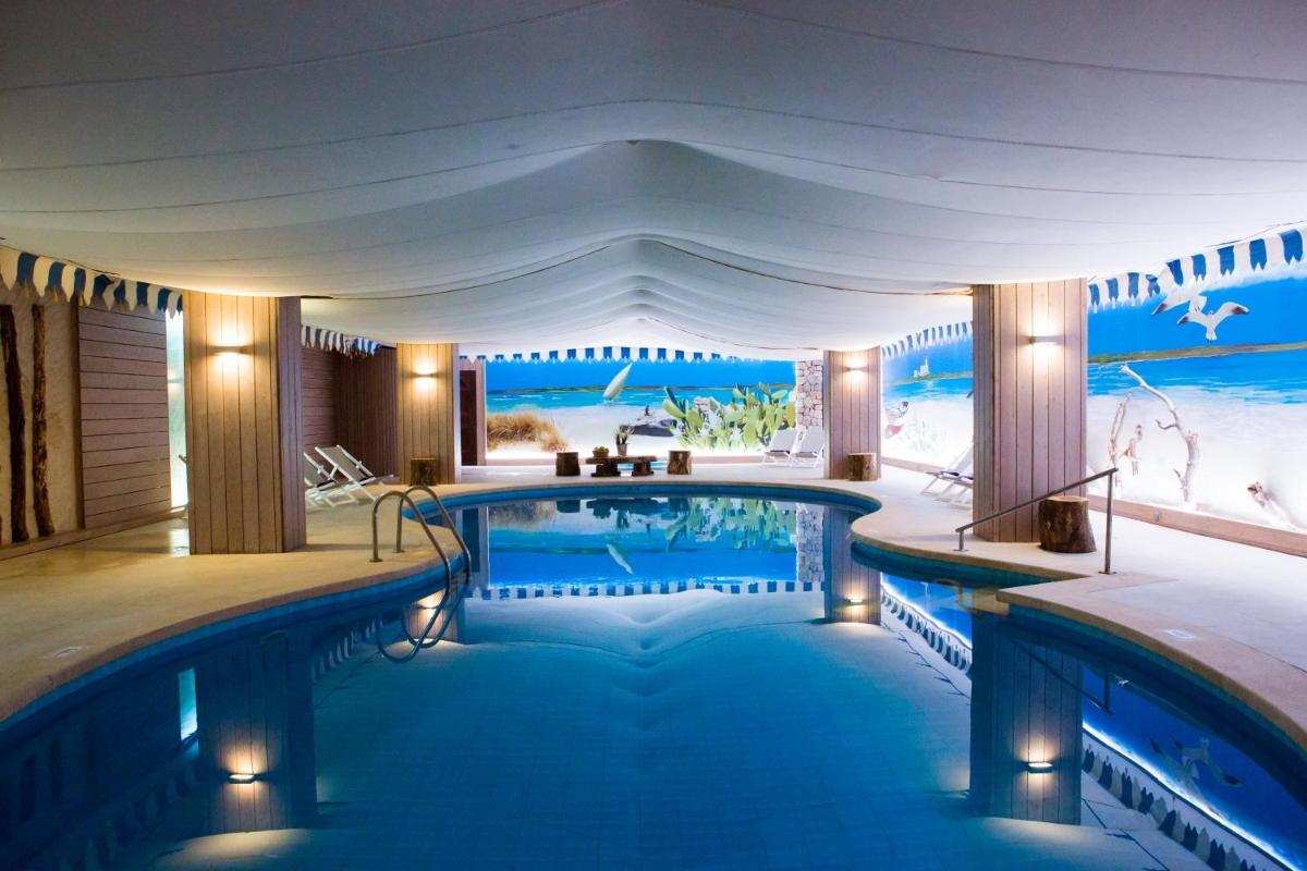 una piscina en un hotel con vistas al océano en Hotel Bahia del Sol, en Santa Ponsa