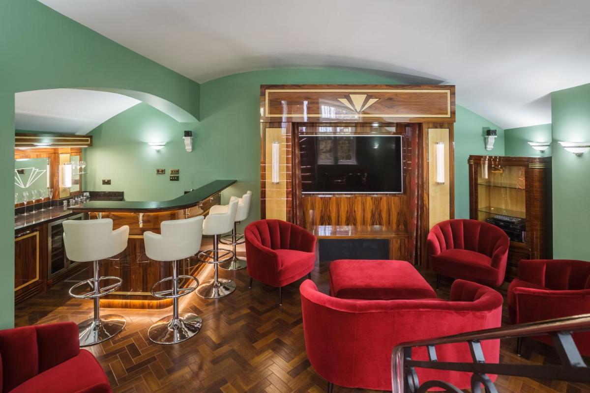 Sea-facing Art Deco Apartment - Hizvo