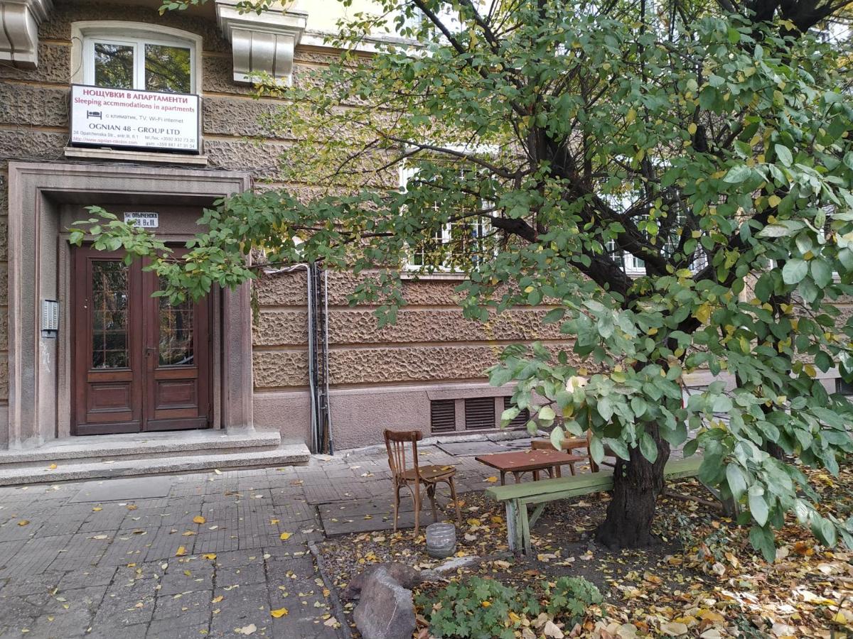 COLORED HOUSE Apartments - Housity