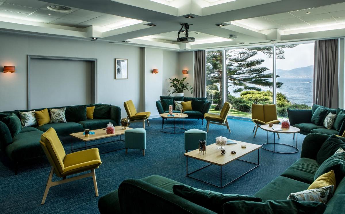 Coin salon dans l'établissement Sofitel Golfe d'Ajaccio Thalassa Sea & Spa