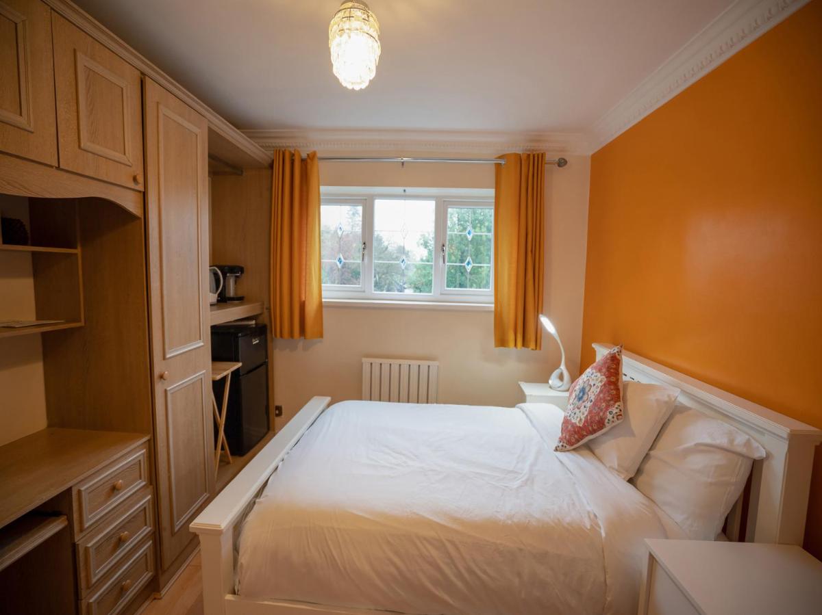 OYO Oakcroft Guest House Manchester Airport - Housity