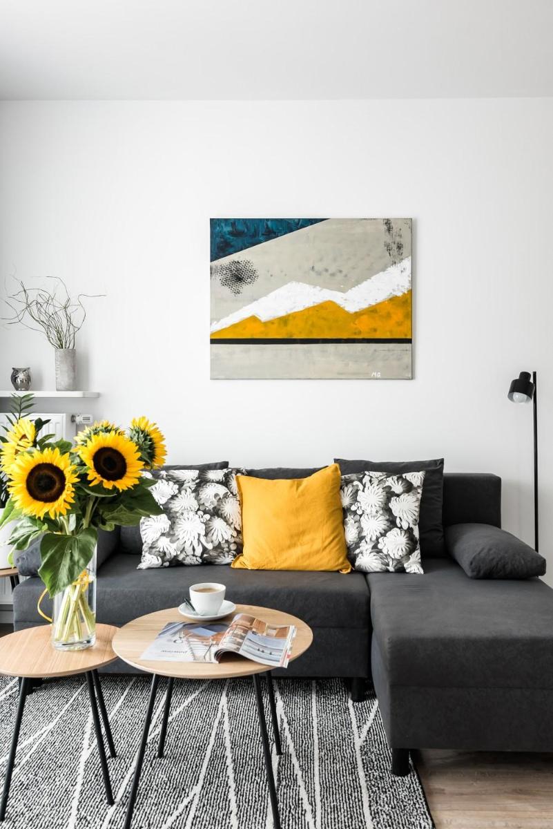 M&R Apartament Airport&Business Premium Komputerowa - underground garage - free WiFi - Netflix - self check-in - 5 min from Chopin Airport - Housity