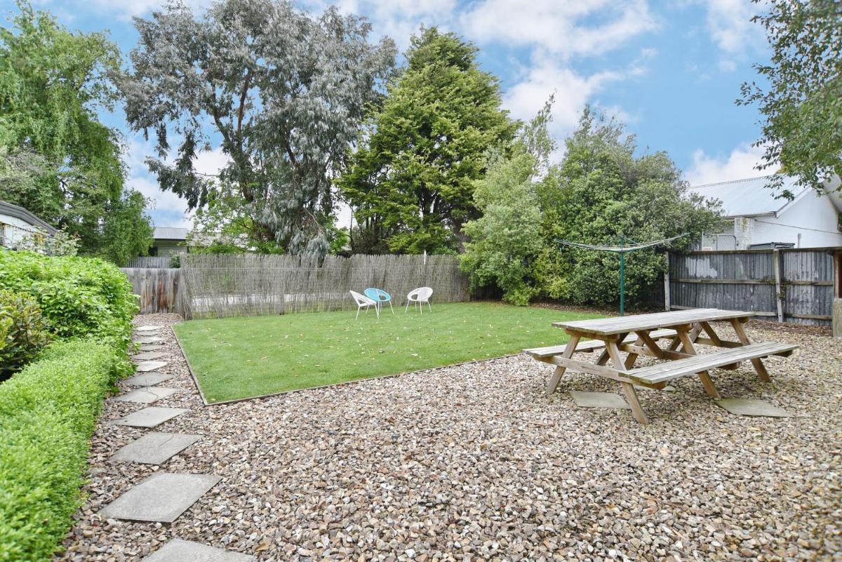 Racecourse Villa - Christchurch Holiday Home - Housity