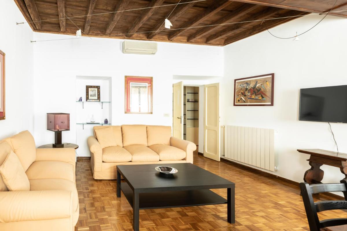 Spectacularly bright, by Piazza Navona and the Pantheon - A/C, Wifi, Elevator - Housity
