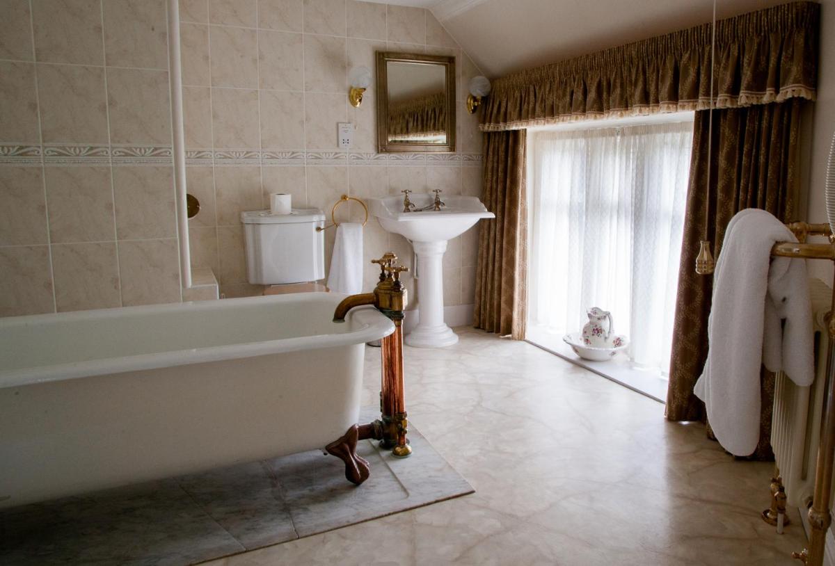 Petwood Hotel - Housity