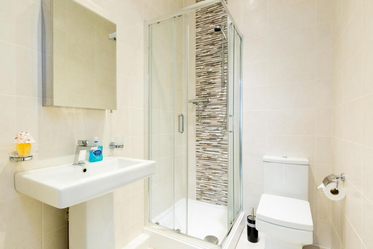 Zen Modern 2 Bedroom Apartment close to city centre ideal for a group of 4-6 - Housity