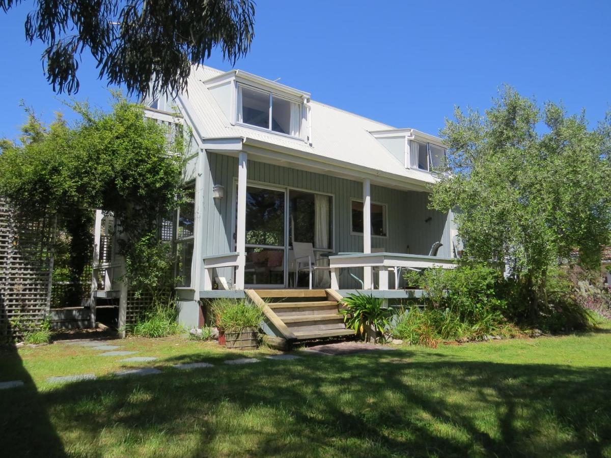 A Waterside retreat - Waikanae Beach - Housity