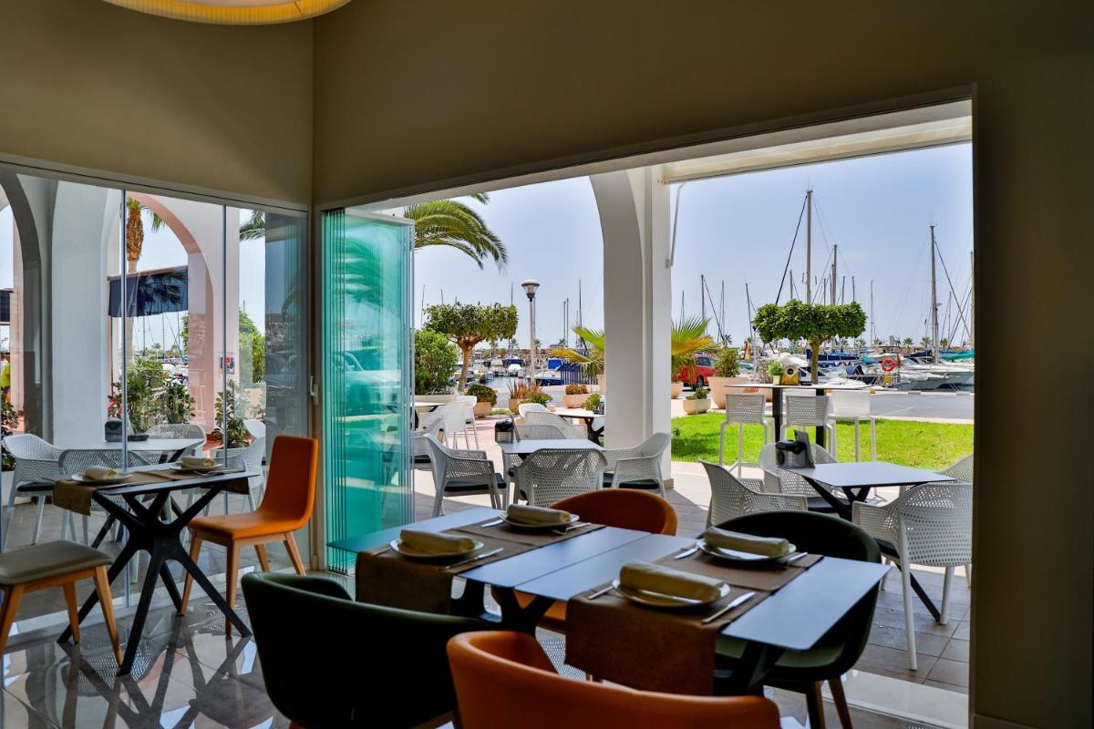 Un restaurante o sitio para comer en Moon Hotel & SPA.