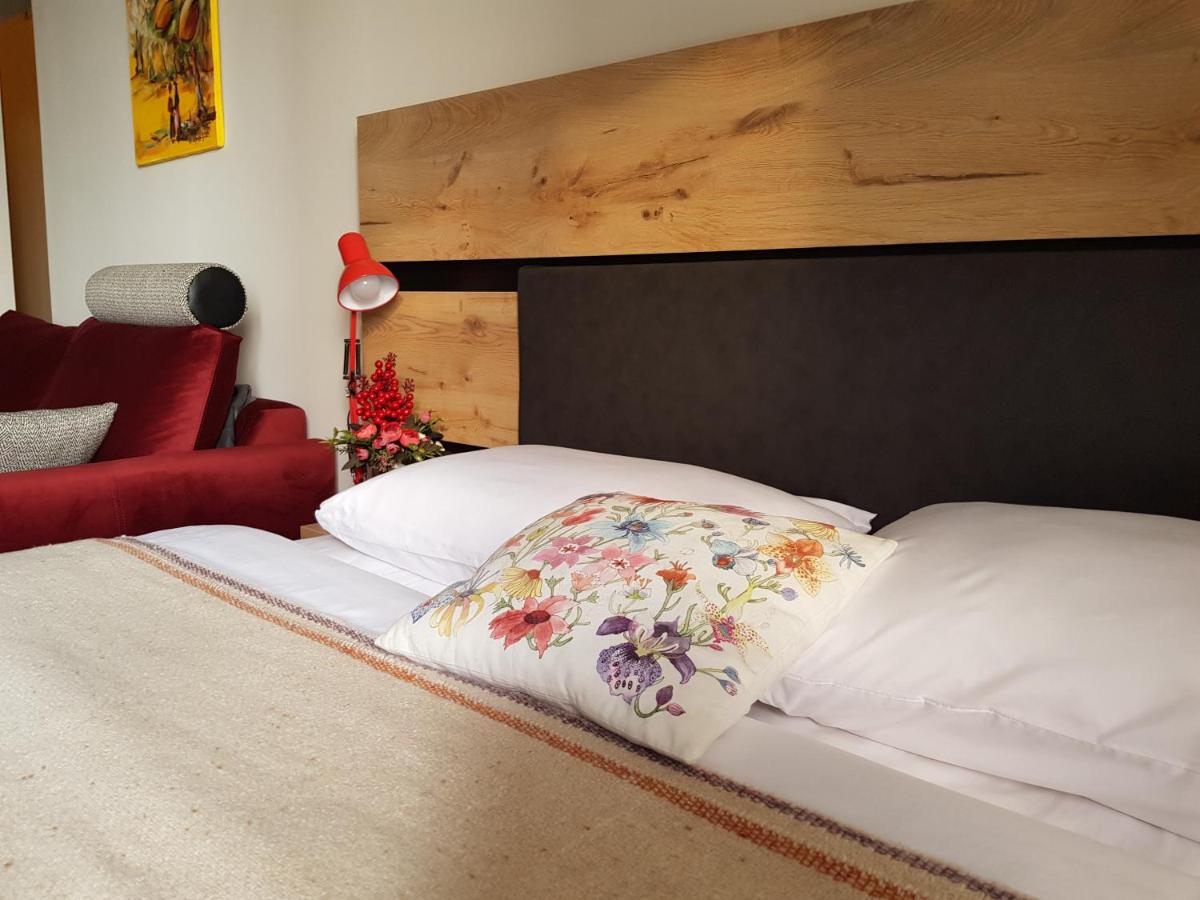NEW Downtown Stylish studio with Mt. Ararat View - Housity